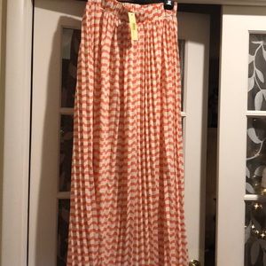 Pleated skirt maxi length